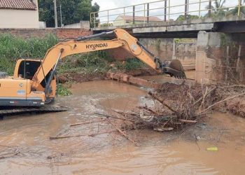 Prefeitura realiza limpeza do Córrego Natividade