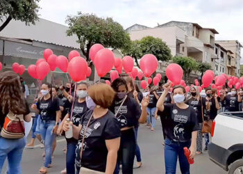 Mulheres em passeata no centro de Guandu mostram que podem estar onde elas quiserem