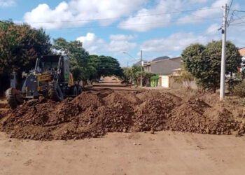 Gestão retoma pavimentação no Vila Kennedy, obra iniciada por Neto com recursos garantidos em caixa