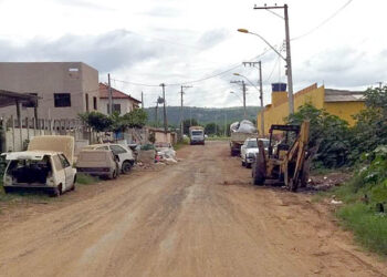 Acesso da BR-259 ao centro pelo Motel vira depósito de recicláveis, entulho e carros abandonados