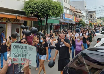 Professores protestam em passeata, não são atendidos e devem ficar sem o abono de Natal