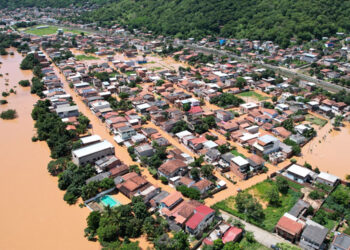 Valadares, Aimorés, Colatina e Linhares vivem agonia com enchente no rio Doce