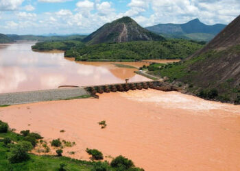 Cheia do rio Doce pode inundar Barra do Manhuaçu e Vale suspende trens de passageiros