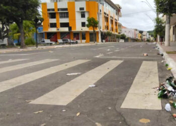 Retrato do abandono: quase dois dias após festa de réveillon, Praça do Jardim continua cheia de lixo