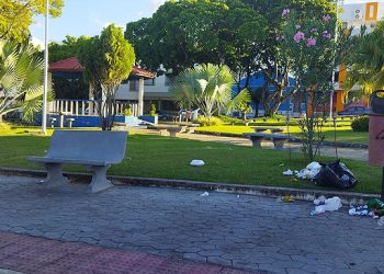 Praça do Jardim passa o domingo cheia de lixo e frequentadores reclamam do descaso