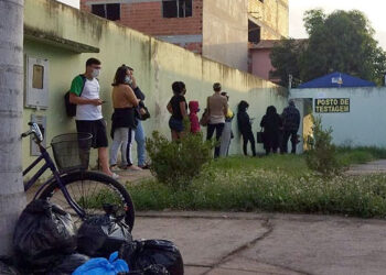 Casos de Covid retornam com força em Baixo Guandu, com fila grande para testagem