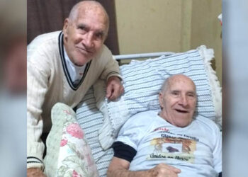 Irmãos gêmeos de 90 anos contraem Covid e, vacinados, se recuperam praticamente sem sintomas