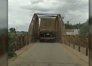 Cidadão flagra carreta de pedra na ponte de ferro de Baixo Guandu e protesta por fiscalização