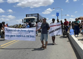Manifestação do Caso Samarco interdita ponte e linha férrea em Colatina por 3 horas