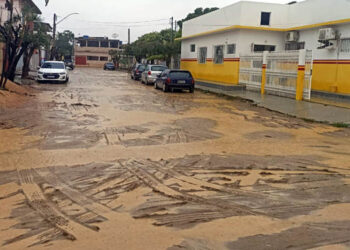 Chuva forte interrompe estradas, inunda bairros e provoca indignação de moradores no Santa Mônica