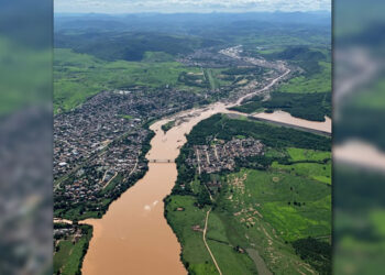 Foto a mil metros de altura mostra vazão reduzida do rio Doce chegando em Baixo Guandu