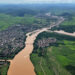 Foto a mil metros de altura mostra vazão reduzida do rio Doce chegando em Baixo Guandu
