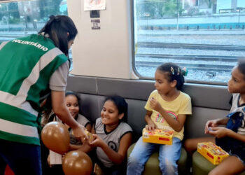Trem carregado com chocolates transforma a Páscoa de aproximadamente mil crianças