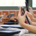 Projeto de deputado proíbe uso de celular e outros dispositivos eletrônicos em escolas do ES