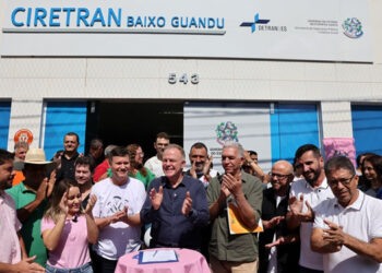 Governador entrega, visita obras em Baixo Guandu e anuncia reconstrução do Polivalente