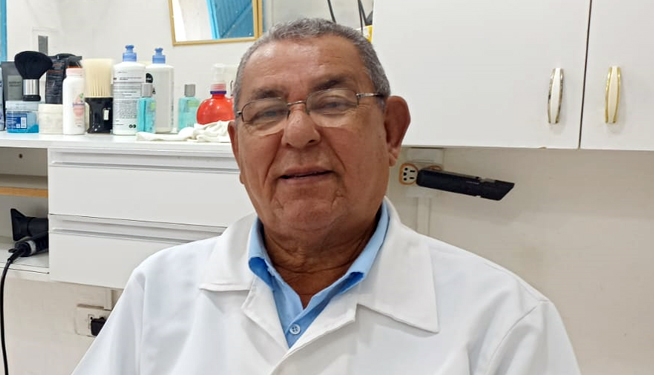 A história inspiradora do barbeiro Idevaldo: 50 anos trabalhando no mesmo lugar em Aimorés