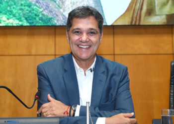 Assembleia empossa Ricardo Ferraço no cargo de governador no dia 2 de abril