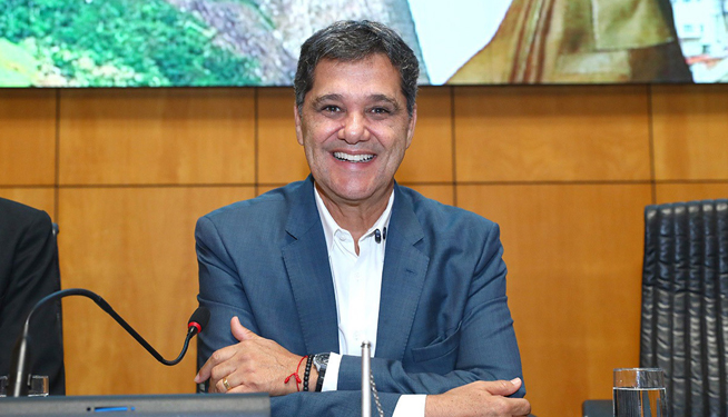 Assembleia empossa Ricardo Ferraço no cargo de governador no dia 2 de abril