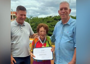 Dary e Lastênio entregam medalha Paulo Freire, da ALES, à professora Belinha