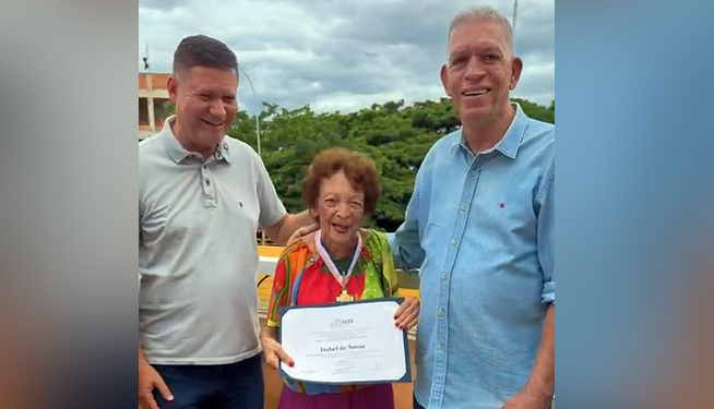 Dary e Lastênio entregam medalha Paulo Freire, da ALES, à professora Belinha