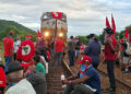 Mulheres do MST ocupam linha da Vale em Tumiritinga e trens estão paralisados