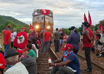 Mulheres do MST ocupam linha da Vale em Tumiritinga e trens estão paralisados