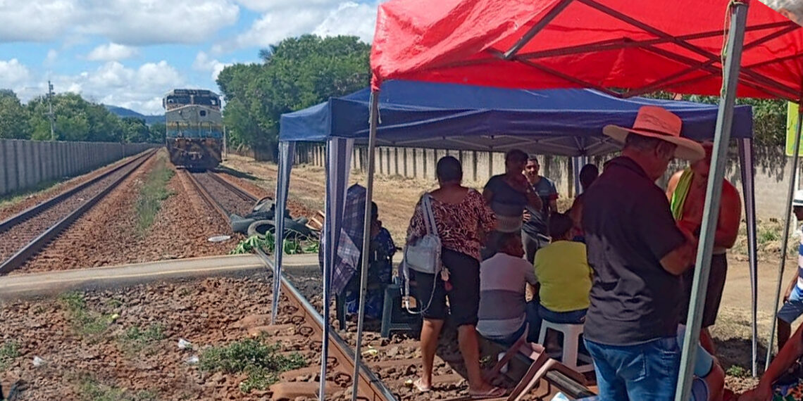 Manifestantes paralisam de novo a linha férrea da Vale, agora em Baixo Guandu