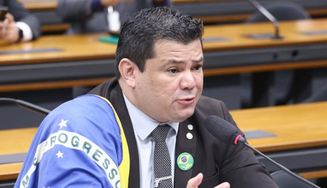 Deputado que ofendeu guanduenses em trio elétrico não consegue registrar candidatura
