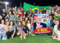 Flávio Bolsonaro recebe asilo nos EUA, enquanto apoiadores de Baixo Guandu cantam parabéns a Lula