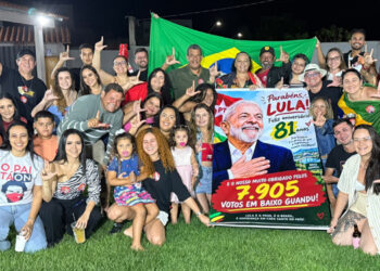 Flávio Bolsonaro recebe asilo nos EUA, enquanto apoiadores de Baixo Guandu cantam parabéns a Lula